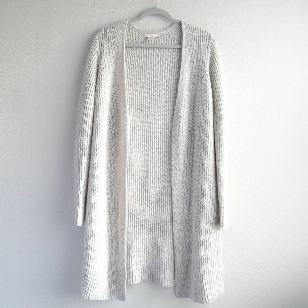 Knee length cardigan with long sleeves.